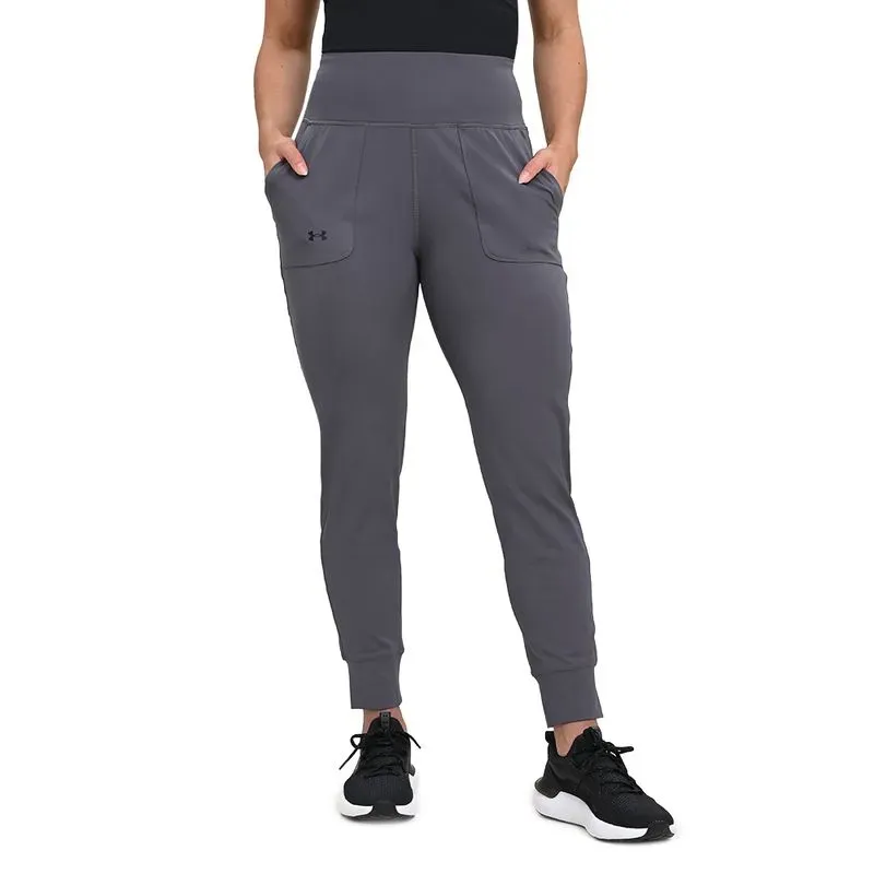 Calça feminina Under Armour F Motion Jogger cinza com bolsos laterais e logo na perna esquerda